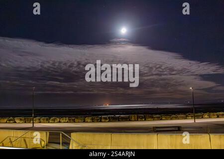 Morecambe Lancashire, Vereinigtes Königreich. Januar 2025. Machen Sie sich ein Bild über die Bucht von Morecambe, wo die Temperaturen 15 Jahre lang auf die höchsten Temperaturen fielen. Credit: PN News/Alamy Live News Stockfoto