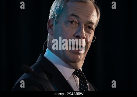 Surrey, Großbritannien. Januar 2025. Nigel Farage, Leader of Reform UK, spricht auf der Südostkonferenz der Partei auf der Sandown Racecourse in Surrey, Esher, an Hunderten von Mitgliedern. Die Reformpartei versucht, auf der Dynamik der allgemeinen Wahlen aufzubauen, um Hunderte von Sitzen bei Kommunalwahlen im Laufe des Jahres zu gewinnen. Guy Corbishley/Alamy Live News Stockfoto
