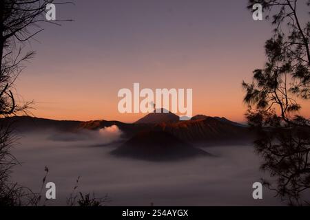 Nebliger Sonnenaufgang über dem Mount Bromo Stockfoto