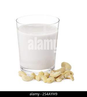 Frische Cashewmilch in Glas und Nüsse isoliert auf weiß Stockfoto