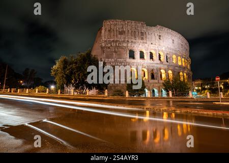 Nächtlicher Blick auf das berühmte Kolosseum in Rom, Italien Stockfoto