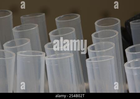 Kunststoffprobenröhrchen in einem schmutzigen Labor Stockfoto