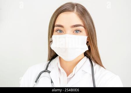 Porträt einer Chirurgin mit Maske. Horizontale Aufnahme. Isoliert auf weiß. Stockfoto