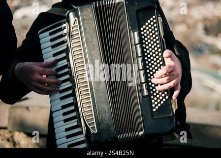 Der Mann spielt Akkordeon, der Musiker Gitarrist spielt draußen ein Konzert Stockfoto