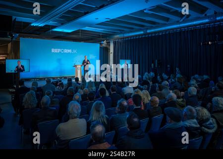 Surrey, Großbritannien. Januar 2025. Nigel Farage, Leader of Reform UK, spricht auf der Südostkonferenz der Partei auf der Sandown Racecourse in Surrey, Esher, an Hunderten von Mitgliedern. Die Reformpartei versucht, auf der Dynamik der allgemeinen Wahlen aufzubauen, um Hunderte von Sitzen bei Kommunalwahlen im Laufe des Jahres zu gewinnen. Guy Corbishley/Alamy Live News Stockfoto