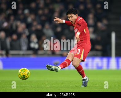 London, Großbritannien. Januar 2025. Tottenham Hotspur / Liverpool - Carabao Cup - Tottenham Stadium. Liverpool's Wataru Endo in Aktion. Bildnachweis: Mark Pain / Alamy Live News Stockfoto