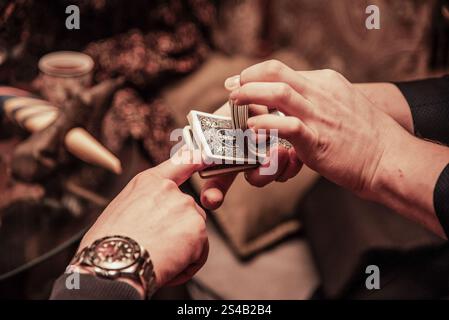 Magier zeigt Kartentrick, Mann spielt Casino, Nahaufnahme der Hände, die Kartenstapel halten Stockfoto