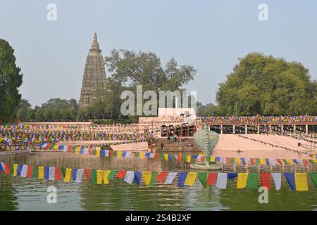 Muchalinda Sarovar, der See, an dem Gautama Buddha unter der Haube des Naga-Königs meditierte, mit dem Shichara-Tempel von Mahabodhi in der Ferne Stockfoto