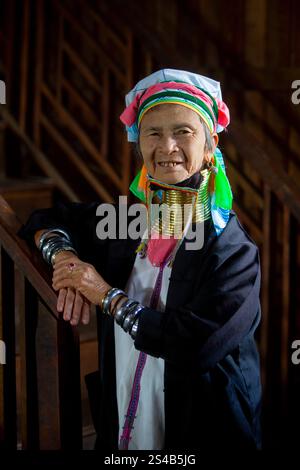 Porträt einer alten Padaung mit langem Hals, Inle Lake, Myanmar (Birma) Stockfoto