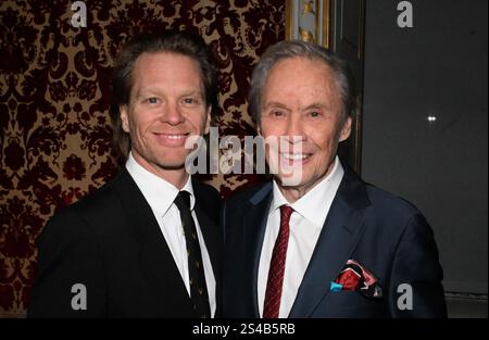 München, Deutschland. Januar 2025. Der Fotograf Mike Kraus (l) und sein Vater, der Entertainer Peter Kraus, zeigen sich beim Neujahrsempfang von Ministerpräsident Söder in der Münchner Residenz. Quelle: Felix Hörhager/dpa/Alamy Live News Stockfoto