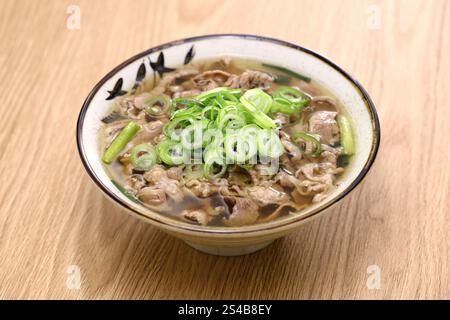 Eine Spezialität von Osaka in Japan. Nikusui ist eine Fleischsuppe aus dünn geschnittenem ​​beef-Bauch, gekocht in Sojasauce gewürzte Bonitoflocken-Brühe. Stockfoto