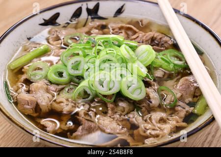 Eine Spezialität von Osaka in Japan. Nikusui ist eine Fleischsuppe aus dünn geschnittenem ​​beef-Bauch, gekocht in Sojasauce gewürzte Bonitoflocken-Brühe. Stockfoto