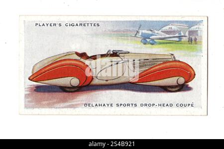 Eine antike Auto-Zigarettenkarte, die ein Delahaye Sports Drop-Head Coupé auf weißem Hintergrund zeigt. Stockfoto