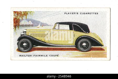 Eine antike Auto-Zigarettenkarte mit einem Railton Fairmile Coupe auf weißem Hintergrund. Stockfoto