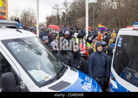 Tausende Menschen aus dem gesamten Bundesgebiet protestieren seit Samstagmorgen, 11.01.2025, im saechsischen Riesa gegen den AfD-Bundesparteitag Foto. Strassenblockaden rund um die und in der Stadt verzoegerten den Beginn des Parteitags. Siehe epd-Meldung vom 11.01.2025 NUR REDAKTIONELLE VERWENDUNG *** Tausende von Menschen aus ganz Deutschland protestieren seit Samstagmorgen, 11 01 2025 Foto Straßenblockaden um und in der Stadt verzögerten den Start der Parteikonferenz siehe epd-Bericht vom 11 01 2025 REDAKTIONELLE NUTZUNG NUR Copyright: Stockfoto