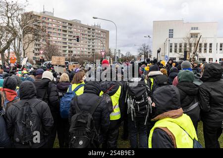 Tausende Menschen aus dem gesamten Bundesgebiet protestieren seit Samstagmorgen, 11.01.2025, im saechsischen Riesa gegen den AfD-Bundesparteitag Foto. Strassenblockaden rund um die und in der Stadt verzoegerten den Beginn des Parteitags. Siehe epd-Meldung vom 11.01.2025 NUR REDAKTIONELLE VERWENDUNG *** Tausende von Menschen aus ganz Deutschland protestieren seit Samstagmorgen, 11 01 2025 Foto Straßenblockaden um und in der Stadt verzögerten den Start der Parteikonferenz siehe epd-Bericht vom 11 01 2025 REDAKTIONELLE NUTZUNG NUR Copyright: Stockfoto