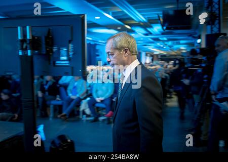Surrey, Großbritannien. Januar 2025. Nigel Farage, Leader of Reform UK, bereitet sich darauf vor, Hunderte von Mitgliedern auf der Südostkonferenz der Partei auf der Sandown Racecourse in Surrey, Esher, zu sprechen. Die Reformpartei versucht, auf der Dynamik der allgemeinen Wahlen aufzubauen, um Hunderte von Sitzen bei Kommunalwahlen im Laufe des Jahres zu gewinnen. Guy Corbishley/Alamy Live News Stockfoto