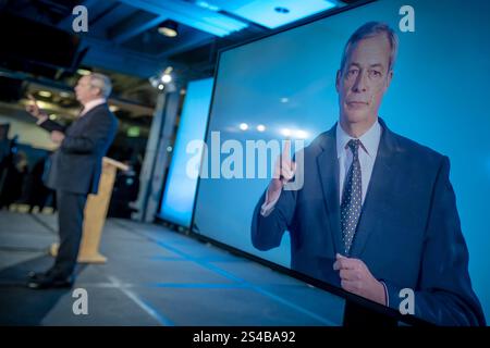 Surrey, Großbritannien. Januar 2025. Nigel Farage, Leader of Reform UK, spricht auf der Südostkonferenz der Partei auf der Sandown Racecourse in Surrey, Esher, an Hunderten von Mitgliedern. Die Reformpartei versucht, auf der Dynamik der allgemeinen Wahlen aufzubauen, um Hunderte von Sitzen bei Kommunalwahlen im Laufe des Jahres zu gewinnen. Guy Corbishley/Alamy Live News Stockfoto
