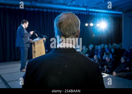 Surrey, Großbritannien. Januar 2025. Nigel Farage, Vorsitzender der Reform UK, auf der Südostkonferenz der Partei auf der Sandown Racecourse in Surrey, Esher. Die Reformpartei versucht, auf der Dynamik der allgemeinen Wahlen aufzubauen, um Hunderte von Sitzen bei Kommunalwahlen im Laufe des Jahres zu gewinnen. Guy Corbishley/Alamy Live News Stockfoto