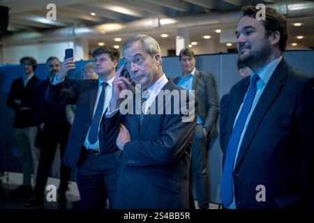 Surrey, Großbritannien. Januar 2025. Nigel Farage, Vorsitzender der Reform UK, auf der Südostkonferenz der Partei auf der Sandown Racecourse in Surrey, Esher. Die Reformpartei versucht, auf der Dynamik der allgemeinen Wahlen aufzubauen, um Hunderte von Sitzen bei Kommunalwahlen im Laufe des Jahres zu gewinnen. Guy Corbishley/Alamy Live News Stockfoto