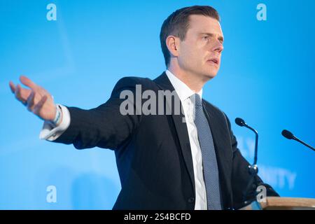 Esher, Großbritannien. Januar 2025. Matt Goodwin spricht auf der Reform UK South East Conference auf der Sandown Racecourse. Quelle: Justin Ng/Alamy Live News. Stockfoto