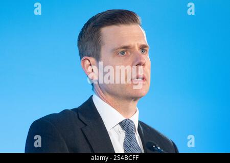 Esher, Großbritannien. Januar 2025. Matt Goodwin spricht auf der Reform UK South East Conference auf der Sandown Racecourse. Quelle: Justin Ng/Alamy Live News. Stockfoto