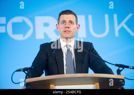 Esher, Großbritannien. Januar 2025. Matt Goodwin spricht auf der Reform UK South East Conference auf der Sandown Racecourse. Quelle: Justin Ng/Alamy Live News. Stockfoto