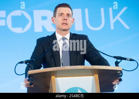 Esher, Großbritannien. Januar 2025. Matt Goodwin spricht auf der Reform UK South East Conference auf der Sandown Racecourse. Quelle: Justin Ng/Alamy Live News. Stockfoto