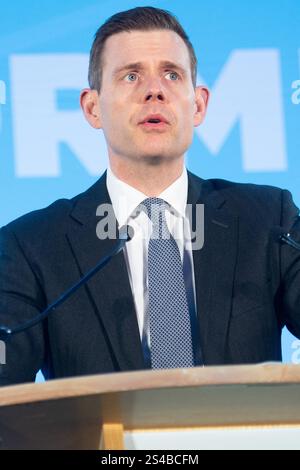 Esher, Großbritannien. Januar 2025. Matt Goodwin spricht auf der Reform UK South East Conference auf der Sandown Racecourse. Quelle: Justin Ng/Alamy Live News. Stockfoto