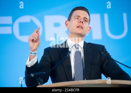 Esher, Großbritannien. Januar 2025. Matt Goodwin spricht auf der Reform UK South East Conference auf der Sandown Racecourse. Quelle: Justin Ng/Alamy Live News. Stockfoto