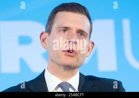 Esher, Großbritannien. Januar 2025. Matt Goodwin spricht auf der Reform UK South East Conference auf der Sandown Racecourse. Quelle: Justin Ng/Alamy Live News. Stockfoto