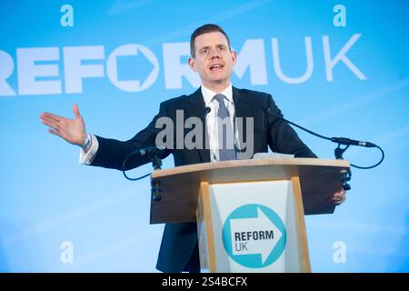 Esher, Großbritannien. Januar 2025. Matt Goodwin spricht auf der Reform UK South East Conference auf der Sandown Racecourse. Quelle: Justin Ng/Alamy Live News. Stockfoto