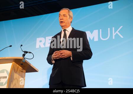 Esher, Großbritannien. Januar 2025. Nigel Farage, Leiter der Reform UK, spricht auf der Reform UK South East Conference auf der Sandown Racecourse. Quelle: Justin Ng/Alamy Live News. Stockfoto