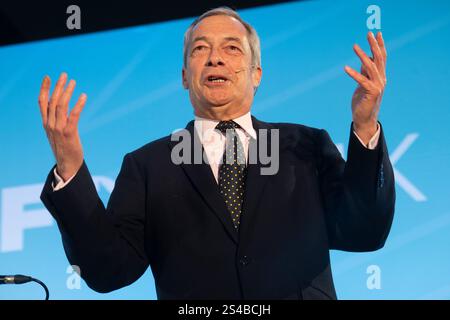 Esher, Großbritannien. Januar 2025. Nigel Farage, Leiter der Reform UK, spricht auf der Reform UK South East Conference auf der Sandown Racecourse. Quelle: Justin Ng/Alamy Live News. Stockfoto