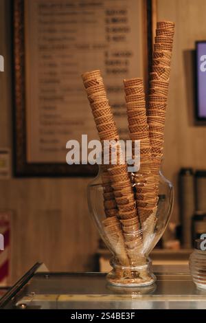 Eiskegel, Poke oder Kornett ist ein trockenes, kegelförmiges Gebäck, das normalerweise aus einer Waffel hergestellt wird Stockfoto