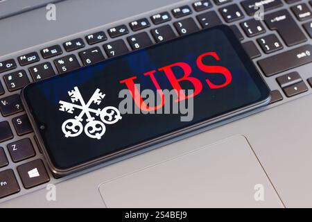 Kanada. Januar 2025. In dieser Abbildung ist das Logo der UBS Group AG auf einem Smartphone neben einer Laptop-Tastatur zu sehen. Quelle: SOPA Images Limited/Alamy Live News Stockfoto