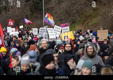 Tausende Menschen aus dem gesamten Bundesgebiet protestieren seit Samstagmorgen, 11.01.2025, im saechsischen Riesa gegen den AfD-Bundesparteitag Foto. Strassenblockaden rund um die und in der Stadt verzoegerten den Beginn des Parteitags. Siehe epd-Meldung vom 11.01.2025 NUR REDAKTIONELLE VERWENDUNG *** Tausende von Menschen aus ganz Deutschland protestieren seit Samstagmorgen, 11 01 2025 Foto Straßenblockaden um und in der Stadt verzögerten den Start der Parteikonferenz siehe epd-Bericht vom 11 01 2025 REDAKTIONELLE NUTZUNG NUR Copyright: Stockfoto