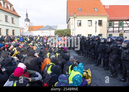 Tausende Menschen aus dem gesamten Bundesgebiet protestieren seit Samstagmorgen, 11.01.2025, im saechsischen Riesa gegen den AfD-Bundesparteitag Foto. Strassenblockaden rund um die und in der Stadt verzoegerten den Beginn des Parteitags. Siehe epd-Meldung vom 11.01.2025 NUR REDAKTIONELLE VERWENDUNG *** Tausende von Menschen aus ganz Deutschland protestieren seit Samstagmorgen, 11 01 2025 Foto Straßenblockaden um und in der Stadt verzögerten den Start der Parteikonferenz siehe epd-Bericht vom 11 01 2025 REDAKTIONELLE NUTZUNG NUR Copyright: Stockfoto