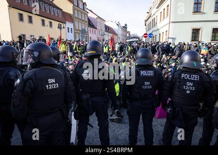 Tausende Menschen aus dem gesamten Bundesgebiet protestieren seit Samstagmorgen, 11.01.2025, im saechsischen Riesa gegen den AfD-Bundesparteitag Foto. Strassenblockaden rund um die und in der Stadt verzoegerten den Beginn des Parteitags. Siehe epd-Meldung vom 11.01.2025 NUR REDAKTIONELLE VERWENDUNG *** Tausende von Menschen aus ganz Deutschland protestieren seit Samstagmorgen, 11 01 2025 Foto Straßenblockaden um und in der Stadt verzögerten den Start der Parteikonferenz siehe epd-Bericht vom 11 01 2025 REDAKTIONELLE NUTZUNG NUR Copyright: Stockfoto