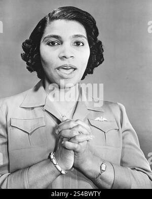 Marian Anderson, Opernsänger, singt mit gefalteten Händen und trägt eine Nadel in Form des Flügelstiftabzeichens des Piloten der Royal Canadian Air Force. Stockfoto