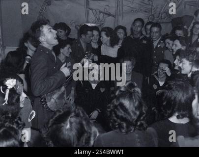 Washington, D.C. Pete Seeger, bekannter Folk-Sänger, der bei der Eröffnung der Washington Labor Kantine unterhielt, gesponsert von der United Federal Labor Kantine, gesponsert von der Federal Workers of American, Congress of Industrial Organizations (CIO). Stockfoto