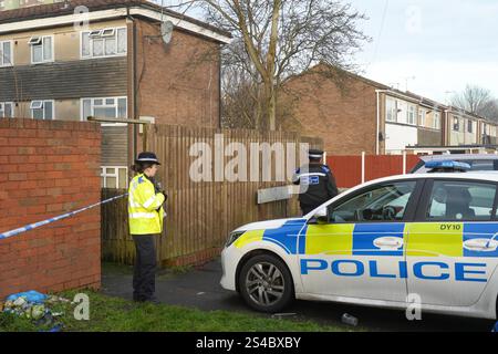 Swancote Road, Dudley 11. Januar 2025 - die Polizei der West Midlands am Tatort eines Mordes an der Swancote Road in Dudley. Polizisten haben einen Mann wegen Mordverdacht verhaftet, nachdem heute (11. Januar) ein weiterer Mann tot im Wohnblock in Dudley aufgefunden wurde. Eine kleine Kordon umgibt das Anwesen mit einem Beweismarker neben einer Blutspur draußen. Forensiker wurden gesehen, wie sie Beweismittel vom Grundstück wegnahmen. In einer Polizeierklärung der West Midlands heißt es weiter: „Wir wurden kurz vor 2.30 Uhr von Ambulanzkollegen zur Swancote Road gerufen. „Ein Mann in seinen 40ern wurde mit Verletzungen und gefunden Stockfoto