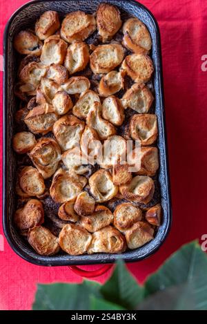 Süßes Mohnbrot auf Basis von Brot. Das Gericht gilt als traditionell in Schlesien (Südwestpolen), wo es fast ausschließlich auf CH serviert wird Stockfoto