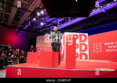 Die SPD bestätigte am Samstag, den 11. Januar 2025, Bundeskanzler Olaf Scholz offiziell als Kandidaten für die bevorstehende Bundestagswahl und übergab ihm auf einem Sonderkongress in Berlin eine überwältigende Zustimmung. Scholz, der seit 2021 Europas größte Volkswirtschaft leitet, stellte die Wahlen vom 23. Februar als kritische "Weggabel" für Deutschland dar. Er warnte die Delegierten, dass die Wähler, wenn sie "die falsche Wende nehmen", in einem Land aufwachen würden, das sein Engagement für Stabilität und Demokratie aufgegeben hat. Scholz zitierte den Krieg in der Ukraine, den Aufstieg des rechten Volkes Stockfoto