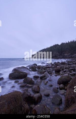 Dieser wunderschöne Teil der felsigen, mit Felsen übersäten Küste liegt im Acadia-Nationalpark. Dieses Bild wurde in der Dämmerung an einem bewölkten Tag aufgenommen Stockfoto
