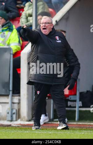 Rotherham, Großbritannien. Januar 2025. Rotherham United Manager Steve Evans Gesten während des Spiels Rotherham United FC gegen Bolton Wanderers FC Skybet EFL League 1 im Aesseal New York Stadium, Rotherham, England, Vereinigtes Königreich am 11. Januar 2025 Credit: Phil Duncan/Every Second Media Credit: Every Second Media/Alamy Live News Stockfoto