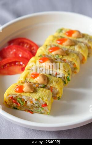 Nahaufnahme von frittiertem Reis-Tamagoyaki, serviert auf einem Teller. Stockfoto