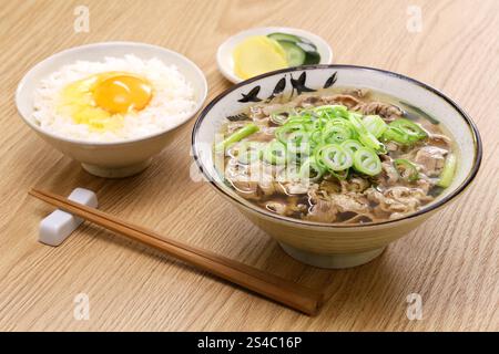 Eine Spezialität von Osaka in Japan. Nikusui ist eine Fleischsuppe aus dünn geschnittenem ​​beef-Bauch, gekocht in Sojasauce gewürzte Bonitoflocken-Brühe. Stockfoto
