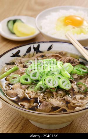Eine Spezialität von Osaka in Japan. Nikusui ist eine Fleischsuppe aus dünn geschnittenem ​​beef-Bauch, gekocht in Sojasauce gewürzte Bonitoflocken-Brühe. Stockfoto