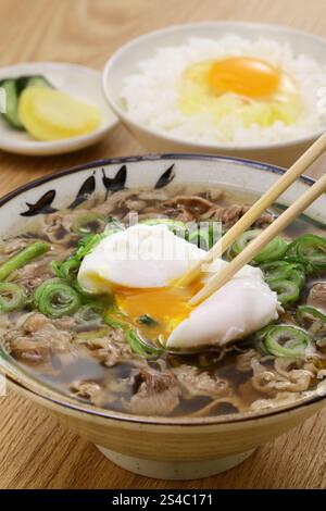 Eine Spezialität von Osaka in Japan. Nikusui ist eine Fleischsuppe aus dünn geschnittenem ​​beef-Bauch, gekocht in Sojasauce gewürzte Bonitoflocken-Brühe. Stockfoto